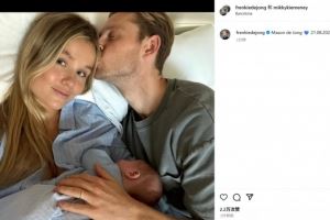 喜得贵子！巴萨中场德容社媒晒一家三口合照：梅森-德容💙