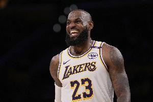 “詹姆斯现身上海交通大学”词条冲上微博热搜第23位 与球衣同号