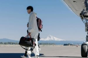 开拓者前往犹他客场登机照 杨瀚森依然背着粉色小书包