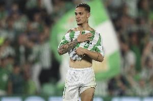 安东尼回应被黄潜球迷扔瓶子：这种事情绝对不能再发生了