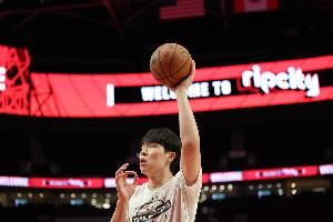 轴心脚没站稳！杨瀚森连续转身勾手命中 但被吹走步进球无效